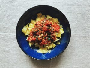 Těstoviny s tuňákem a rajčaty
